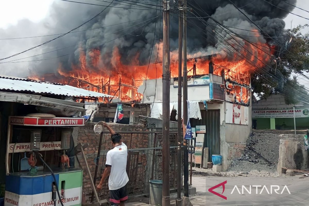 Toko unsur bangunan di dalam area Kramat Jati ludes terbakar